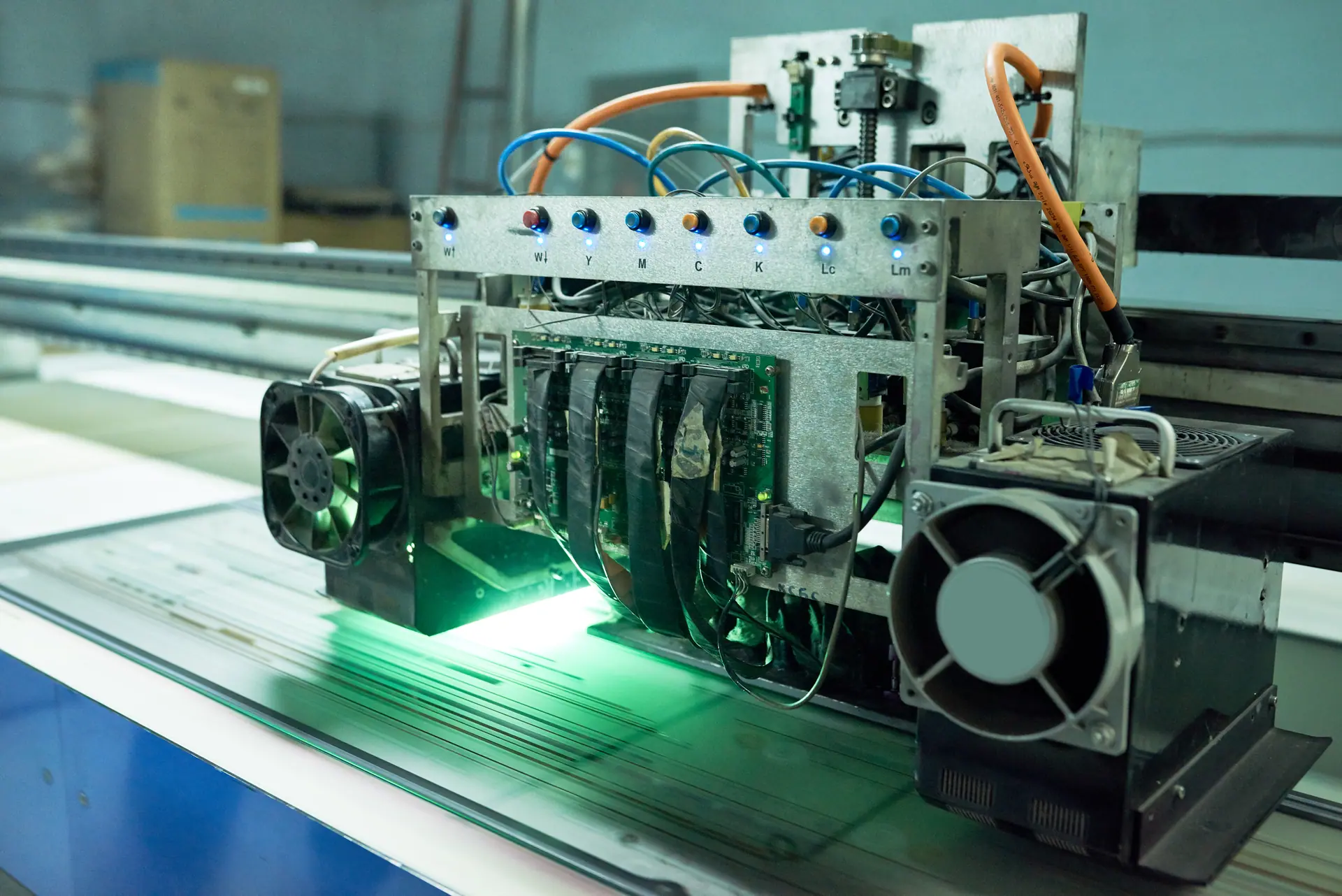 CNC stroj v továrni